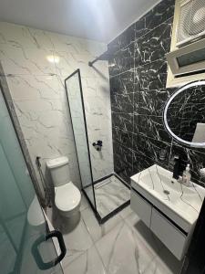 A bathroom at Inside Pyramids Hotel