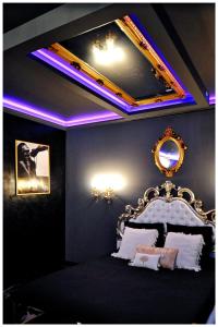 La majestueuse, SPA XXL, Day use, Suite de luxe, 5 min centre 객실 침대