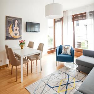 una sala de estar con una mesa y sillas en Cracow Copernican Apartment #2 - Old Town, en Cracovia 23 fotos más