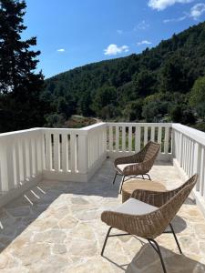 un patio avec des chaises et une vue sur une montagne dans l'établissement Villa Ljeto, à Pupnatska Luka