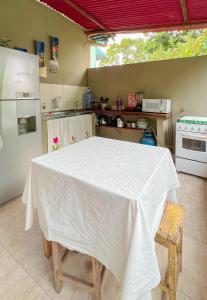Η κουζίνα ή μικρή κουζίνα στο Pousada e Hostel Caraíva Flor