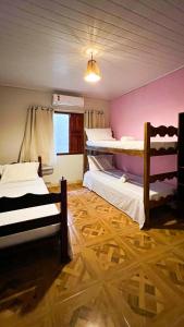 Ένα ή περισσότερα κρεβάτια σε δωμάτιο στο Pousada e Hostel Caraíva Flor