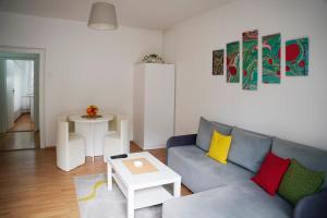 un salon avec un canapé et une table dans l'établissement Mia City Center - Apartment Belgrade, à Belgrade