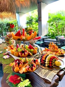 西尔米奥奈Hotel Alfieri的桌子上的一组盘子里的食物