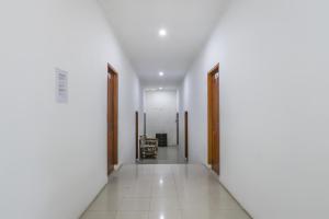 un couloir vide avec deux portes et une pièce dans l'établissement Hotel O Bukit Somber Residence Syariah, à Kampung Baru