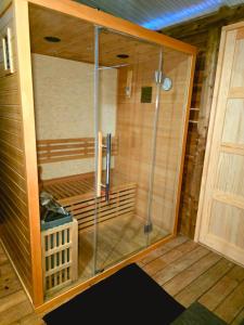 - saunę ze szklanym prysznicem w pokoju w obiekcie Homelove Spa w mieście Neuilly-en-Thelle