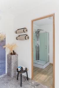 La salle de bains est pourvue d'un miroir et d'une table. dans l'établissement TY LAOUEN - Maison bretonne de charme avec sauna, à Plougonvelin