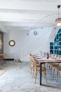 une salle à manger avec une table et des chaises dans l'établissement TY LAOUEN - Maison bretonne de charme avec sauna, à Plougonvelin