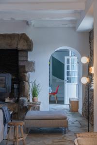 un salon avec un canapé et une cheminée dans l'établissement TY LAOUEN - Maison bretonne de charme avec sauna, à Plougonvelin