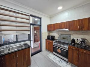 Η κουζίνα ή μικρή κουζίνα στο Mikocheni Luxury Apartment