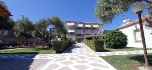 a walkway in front of a building at MAKRIS Studios in Yiáltra