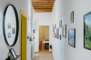 A television and/or entertainment centre at Florence David's Guesthouse