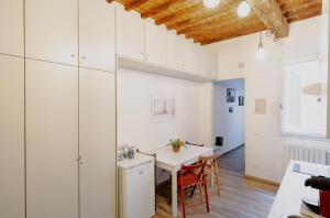 A kitchen or kitchenette at Florence David's Guesthouse