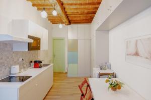 A kitchen or kitchenette at Florence David's Guesthouse