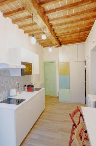 A kitchen or kitchenette at Florence David's Guesthouse