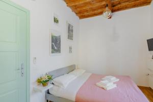 A bed or beds in a room at Florence David's Guesthouse