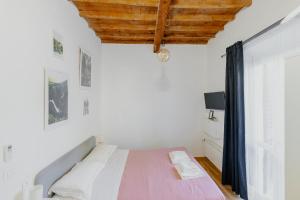 A bed or beds in a room at Florence David's Guesthouse