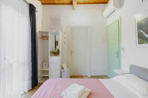 A bed or beds in a room at Florence David's Guesthouse