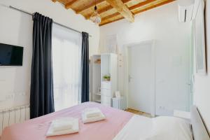 A bed or beds in a room at Florence David's Guesthouse