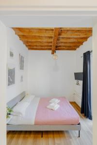 A bed or beds in a room at Florence David's Guesthouse