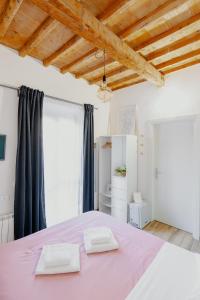 A bed or beds in a room at Florence David's Guesthouse