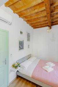 A bed or beds in a room at Florence David's Guesthouse