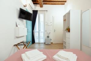 A bed or beds in a room at Florence David's Guesthouse