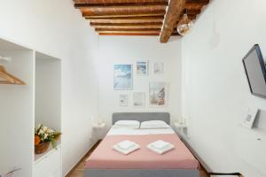 A bed or beds in a room at Florence David's Guesthouse