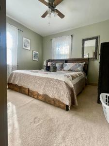 una camera con un grande letto e un ventilatore a soffitto di Boomer Bungalow a Boomer Altre 35 foto