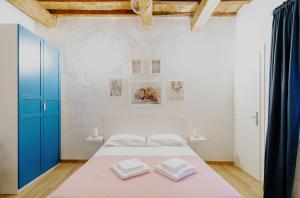 A bed or beds in a room at Florence David's Guesthouse
