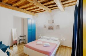A bed or beds in a room at Florence David's Guesthouse