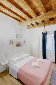 A bed or beds in a room at Florence David's Guesthouse