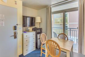une salle à manger avec une table et des chaises et un balcon dans l'établissement Steps to Beach Bay Watch Resort Studio, à Myrtle Beach
