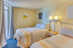 une chambre d'hôtel avec deux lits et une fenêtre dans l'établissement Steps to Beach Bay Watch Resort Studio, à Myrtle Beach 16 autres photos