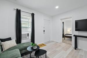 Μια τηλεόραση ή/και κέντρο ψυχαγωγίας στο Modern 4BR 2BA Home with Hot Tub-Grill & Huge Yard