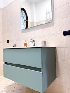 a bathroom with a sink and a mirror at Villoresi 6 - Moderno appartamento con giardino vicino Milano, Rho Fiera, Monza in Paderno Dugnano +11 photos