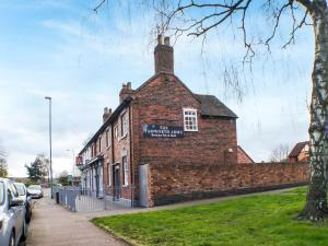 un edificio de ladrillo al lado de una calle en OYO Tamworth Arms Boutique Pub & Hotel, en Tamworth