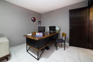 TV a/nebo společenská místnost v ubytování Capital O Hotel Diez