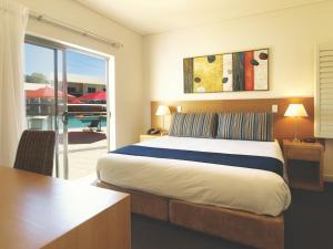 Oaks Broome Hotel客房内的一张或多张床位
