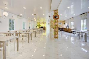 A restaurant or other place to eat at Collection O Gambir Near Masjid Istiqlal Formerly Aleander Hotel