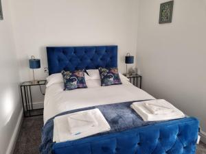 Postel nebo postele na pokoji v ubytování OYO The Leven