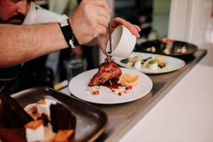 Jídlo v hotelu nebo okolí