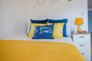 Ένα ή περισσότερα κρεβάτια σε δωμάτιο στο KVM - Sunshine Apartment by KVM Stays
