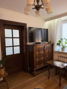 TV a/nebo společenská místnost v ubytování Apartament Antique Pruszków Centrum