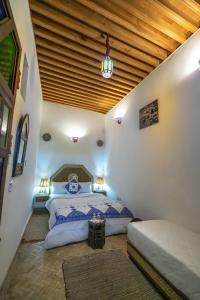 Ένα ή περισσότερα κρεβάτια σε δωμάτιο στο Dar Nana fes