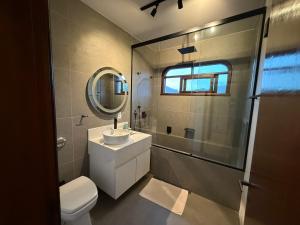 Ένα μπάνιο στο Apartamento família no centro de Pomerode