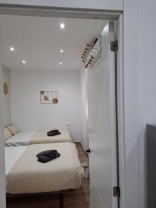 سرير أو أسرّة في غرفة في Luxury Apartments Near the Beach and Downtown CENTRUM 8