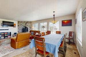 TV a/nebo společenská místnost v ubytování The Neptune House + 19 fotografií