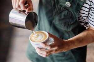 Rydges Resort Hunter Valley的咖啡和沏茶工具