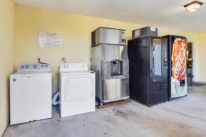 Kuchyň nebo kuchyňský kout v ubytování OYO Hotel Ingleside TX